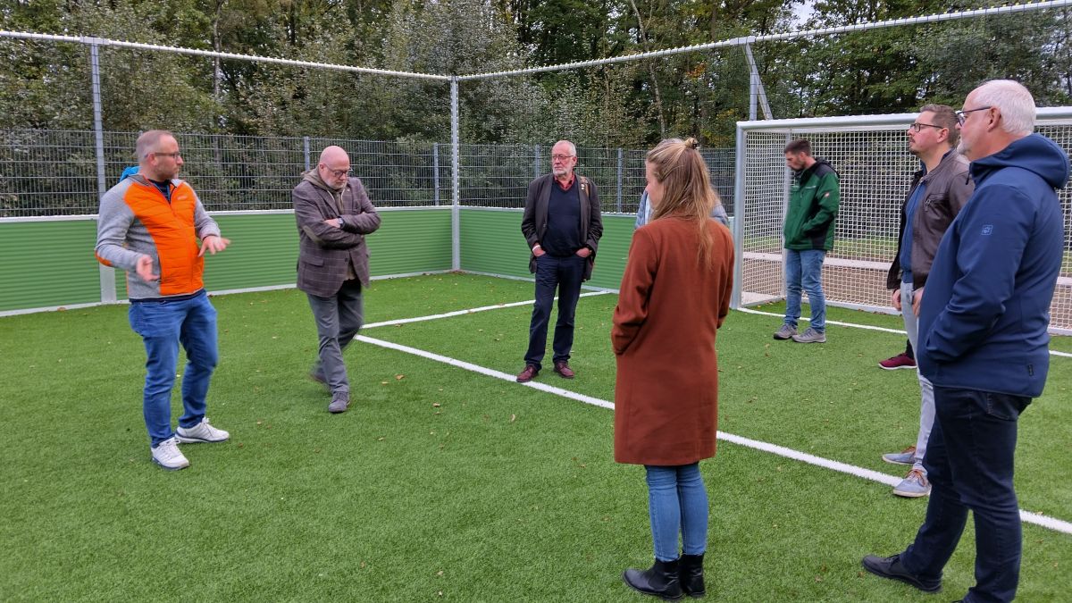 Der Verein für Regionalentwicklung Region LenneSchiene besichtigte vor der Versammlung den Bürger- und Sportpark. von privat