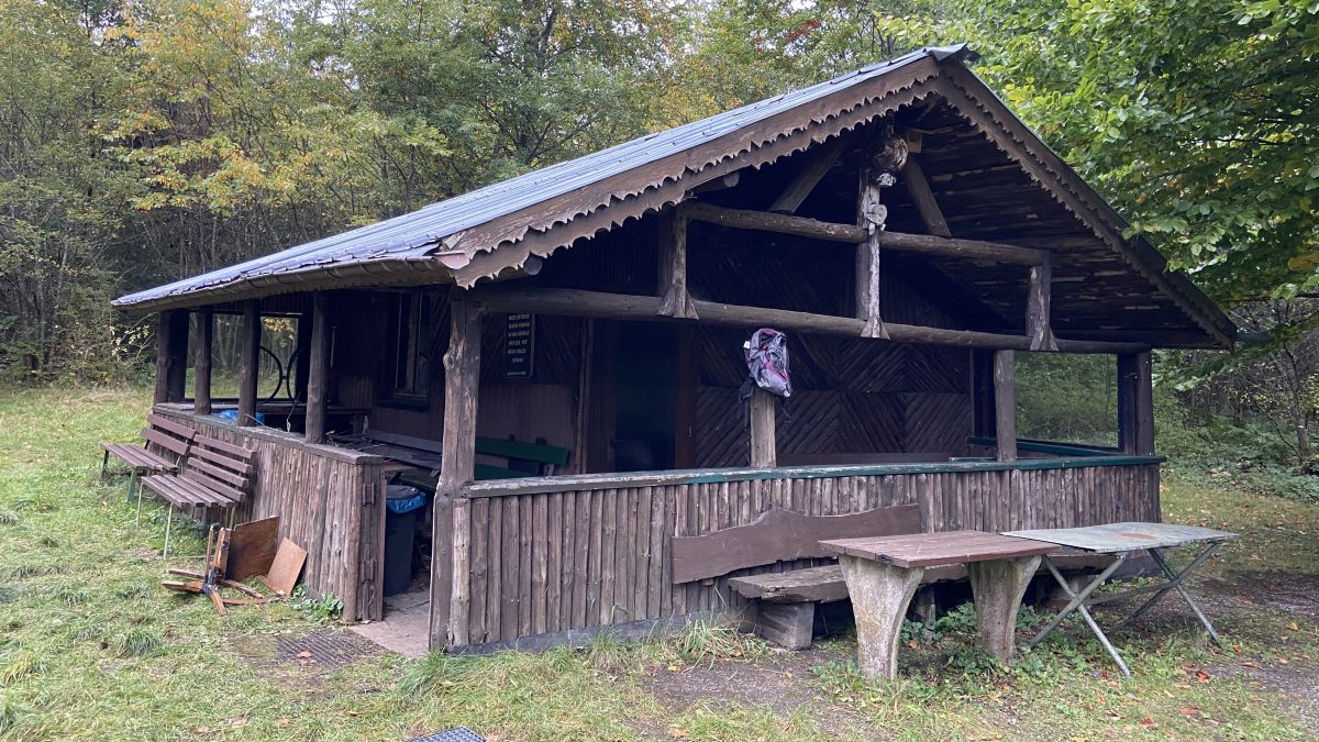 Die Altherrenhütte in Meggen ist von Unbekannten verwüstet und beschädigt worden. von Nils Dinkel