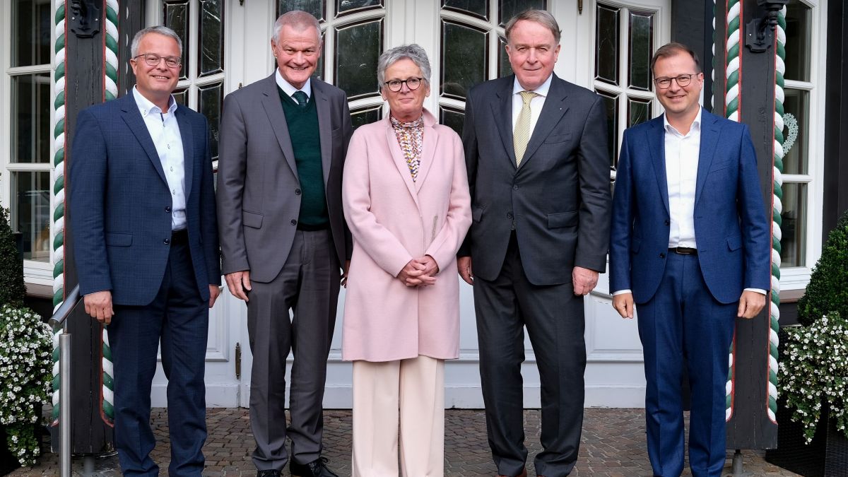 IHK-Vizepräsident Jost Schneider, IHK-Hauptgeschäftsführer Klaus Gräbener, Elfriede Sauerwein-Braksiek (Autobahn Westfalen), IHK-Präsident Walter Viegener und IHK-Vizepräsident Christopher Mennekes (von links). von IHK Siegen