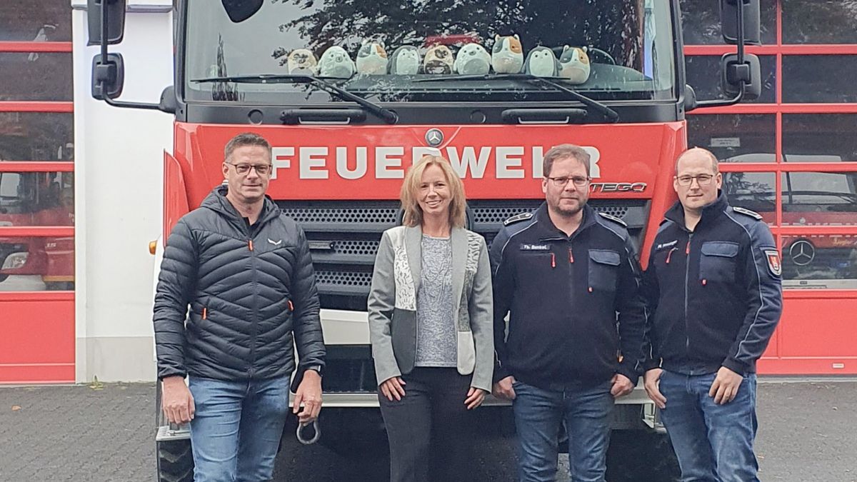 Die Feuerwehr der Gemeinde Wenden freute sich über die Unterstützung der Sparkasse (von links): Joachim Hochstein, Diana Melchert (Sparkasse), Thomas Benkel und Michael Messinger. von Sparkasse Olpe-Drolshagen-Wenden