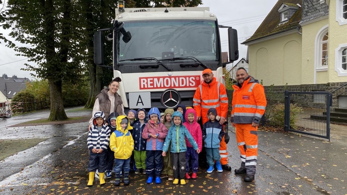 Im Rahmen des Projekts „Die Weltretter“ besuchte die Müllabfuhr den Kindergarten Ottfinger Dorfnest. von privat