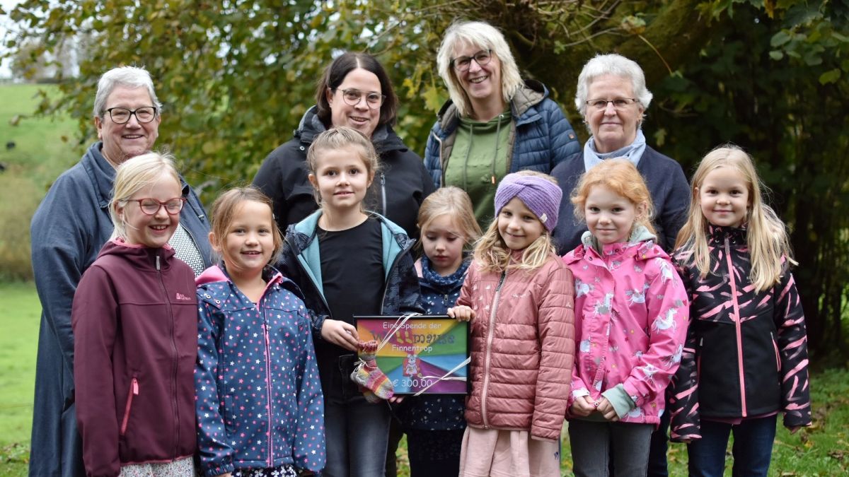 Die Finnentroper Wollmäuse spendeten 300 Euro an den Jungen Chor Schönholthausen/Ostentrop. von privat