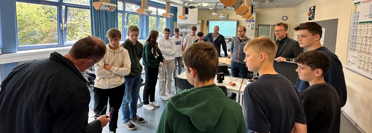 Modelle aus dem Energiekoffer werden herumgereicht. von privat