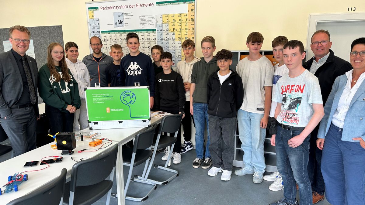Die Schüler der Sekundarschule Hundem-Lenne mit Bürgermeister Tobias Puspas (l.), Kommunalmanager Achim Loos (2.v.r.) und der stellvertretenden Schulleiterin Ellen Sandforth-Linder (r.) von privat