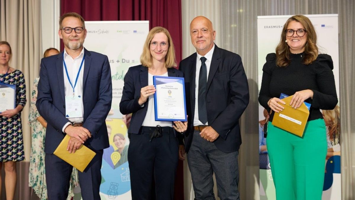 Gernot Stiwitz, Leiter des Pädagogischen Austauschdienstes (PAD), Lehrerin Tanja Burkhardt, zweiter stellvertretender Schulleiter Rudolf Schmidt und Staatssekretärin Christina Henke bei der Preis-Verleihung in Berlin. von PAD/Gloger