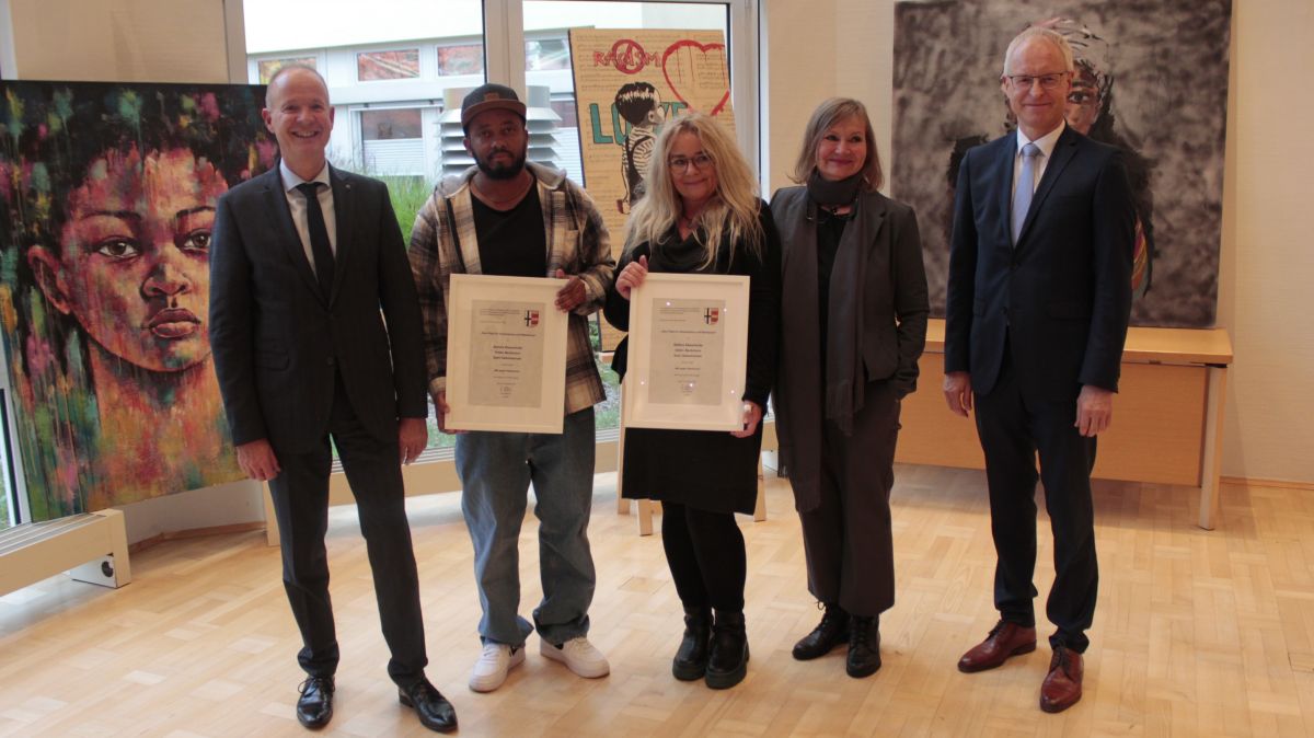 Nach der Preisverleihung (von links): Landrat Theo Melcher, Sami Gebremariam, Bettina Kleeschulte, Laudatorin Uta Hoffmann und Kulturausschuss-Vorsitzender Michael Hecken. von Wolfgang Schneider