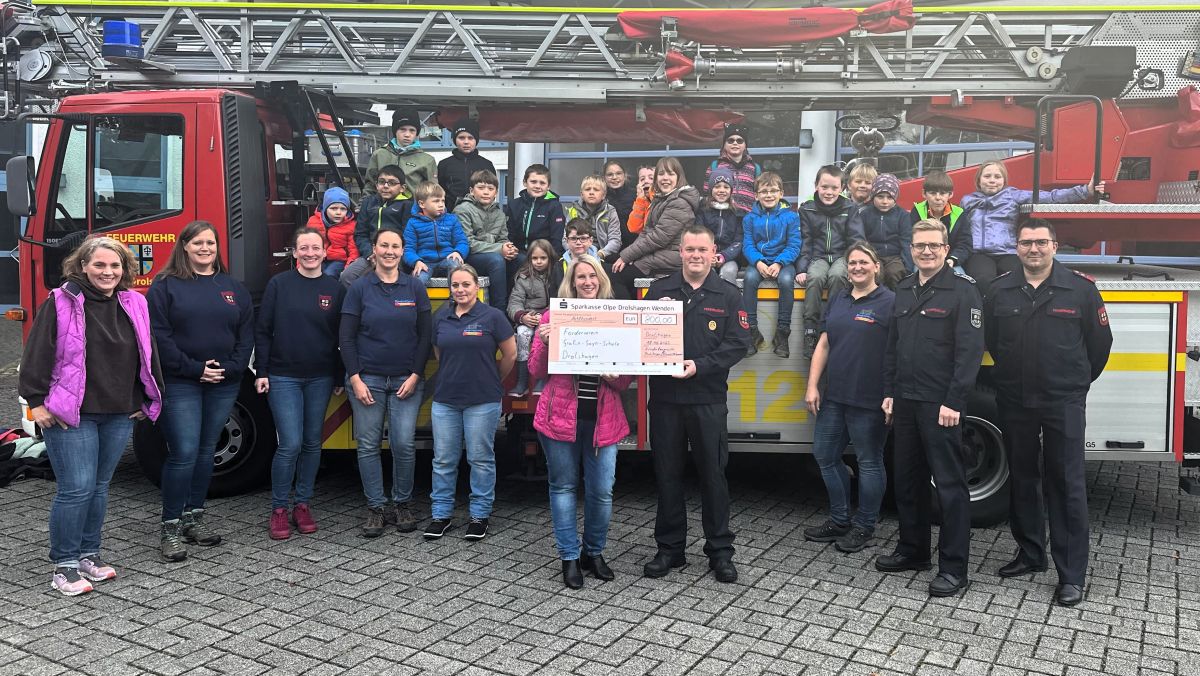Die Mitglieder der Kinderfeuerwehr Drolshagen bei der Scheckübergabe. von Feuerwehr Drolshagen