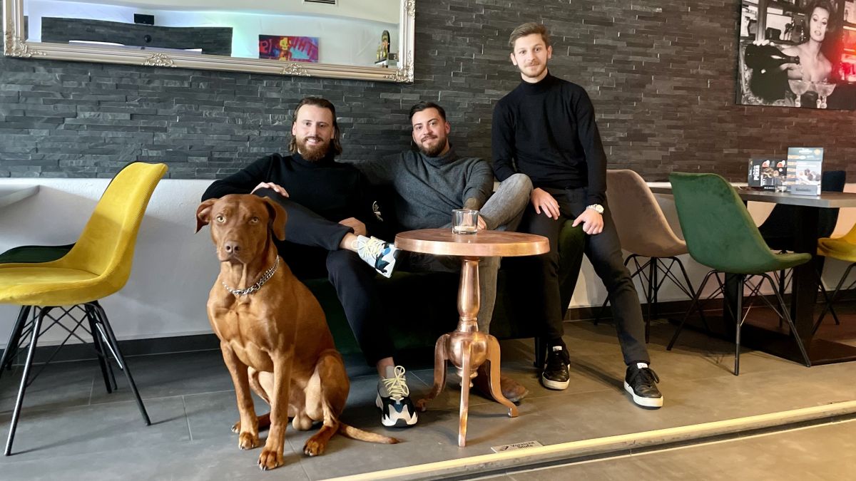 Sebastian Marxen, Marco Paul und Amer Selimanjin haben die Cocktailbar „Gleis 3“ in Grevenbrück eröffnet. von Claudia Wichtmann