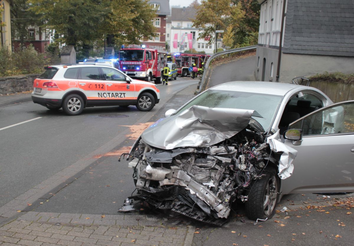Bei einem Unfall auf der Straße Am Bratzkopf in Olpe sind am Dienstagnachmittag, 24. Oktober, zwei Menschen schwer verletzt worden. Feuerwehr, Polizei und Rettungsdienst waren im Einsatz. von Wolfgang Schneider