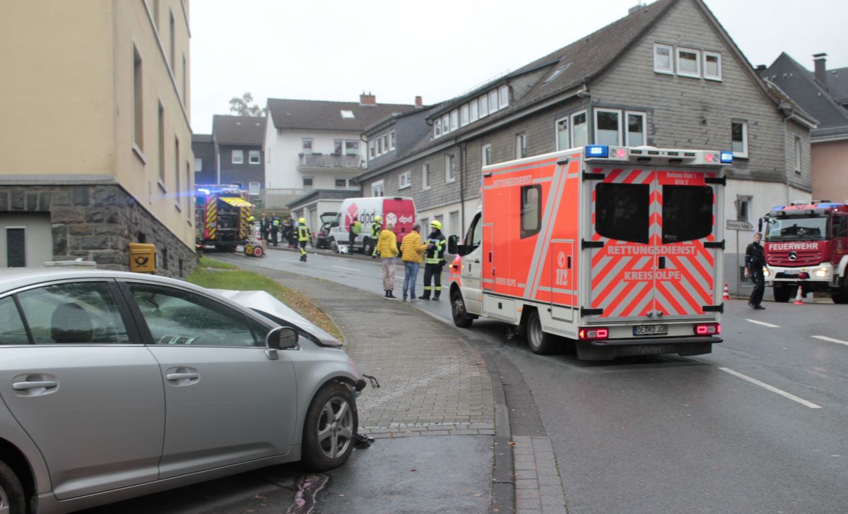 Bei einem Unfall auf der Straße Am Bratzkopf in Olpe sind am Dienstagnachmittag, 24. Oktober, zwei Menschen schwer verletzt worden. Feuerwehr, Polizei und Rettungsdienst waren im Einsatz. von Wolfgang Schneider
