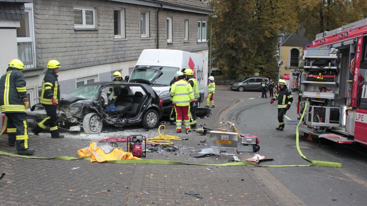 Bei einem Unfall auf der Straße Am Bratzkopf in Olpe sind am Dienstagnachmittag, 24. Oktober, zwei Menschen schwer verletzt worden. Feuerwehr, Polizei und Rettungsdienst waren im Einsatz. von Wolfgang Schneider