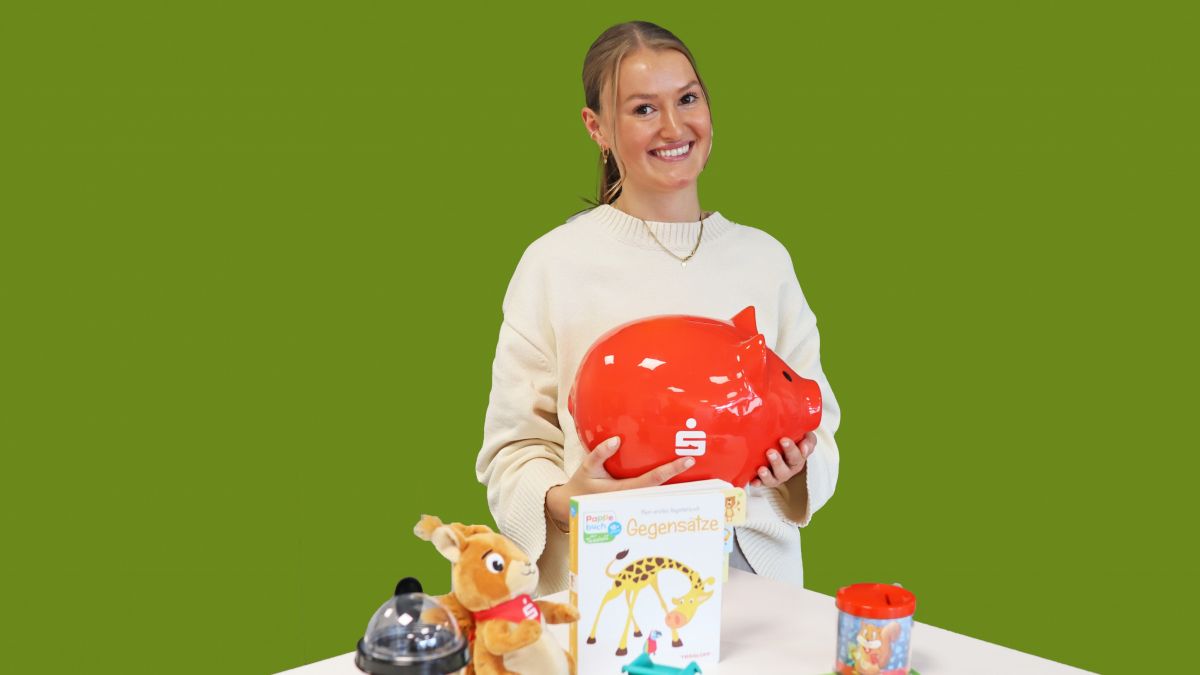 Louisa Geißler, Jugendmarktbeauftragte freut sich während der Spartage auf viele kleine Sparerinnen und Sparer in den BeratungsCentern der Sparkasse Mitten im Sauerland. von Sparkasse Mitten im Sauerland