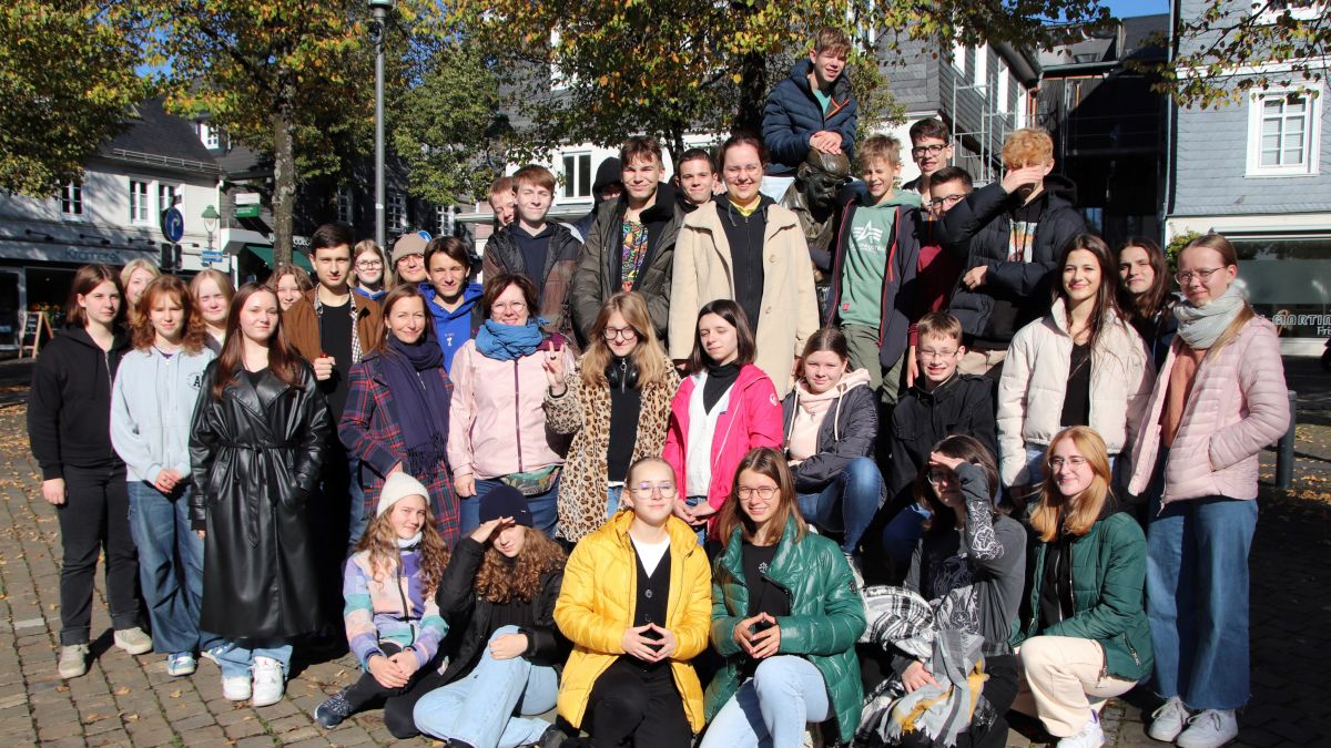 Zusammen mit dem Ölper Panneklöpper machten die deutschen und polnischen Jugendlichen ein gemeinsames Gruppenbild auf dem Olper Markplatz. von privat