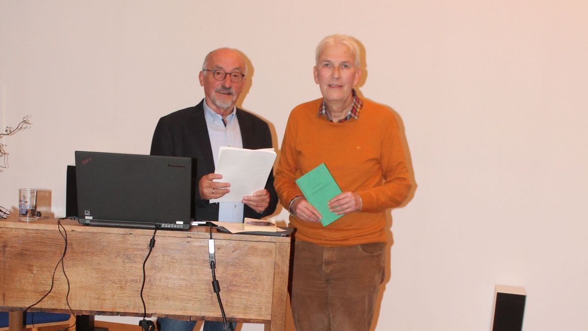 Walter Wolf (links) und Heinz Stachelscheid während ihres Vortrags im Heimathaus Drolshagen. von privat