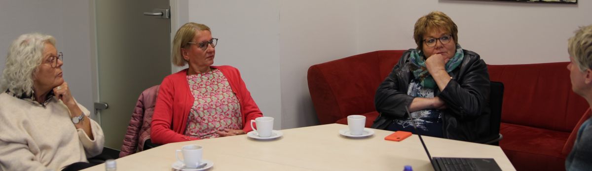 Patricia Tichelli, Anette Brüseken und Susanne Ludwig (v.l.) erzählten im Gespräch mit LokalPlus-Redakteurin Kerstin Sauer von ihrer Tätigkeit als ehrenamtliche Mitarbeiterinnen beim St.-Elisabeth-Hospizdienst. von Johan Hatzfeld