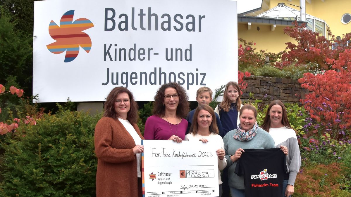 Das Team des Kinderflohmarktes Welschen Ennest überreichte den Spendenscheck ans Kinderhospiz Balthasar. von privat