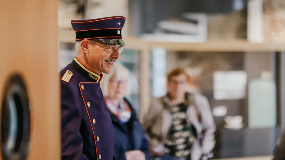 Als Zugführer begleitet Günter Sagafe die Besucher durch die Ausstellung. von privat