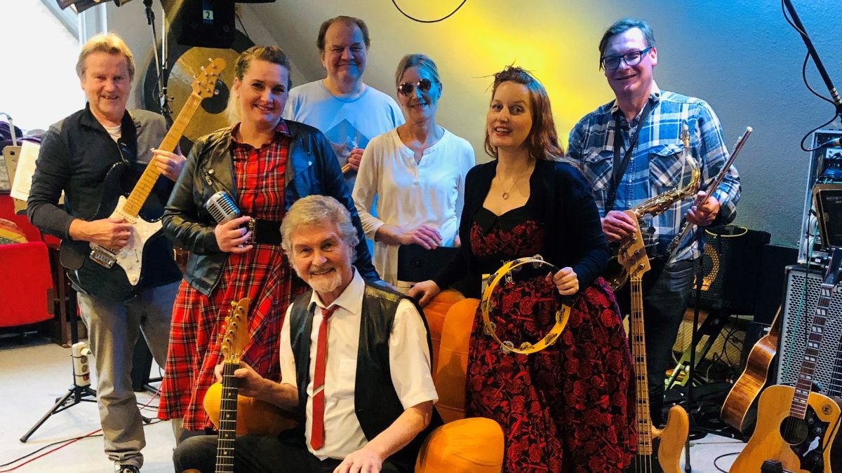 Die Firebirds mit ihrem Bandleader Georg Bicher (vorne) freuen sich auf ihr Jubiläumskonzert im KulturBahnhof. von Firebirds