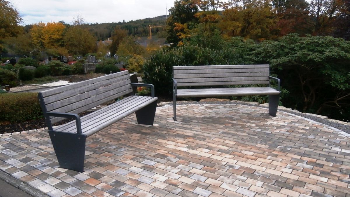 Ebenso wie am Olper Friedhof werden in Kürze auch im Innenstadtbereich die Gitterbänke durch Holzbänke ersetzt. von Kreisstadt Olpe