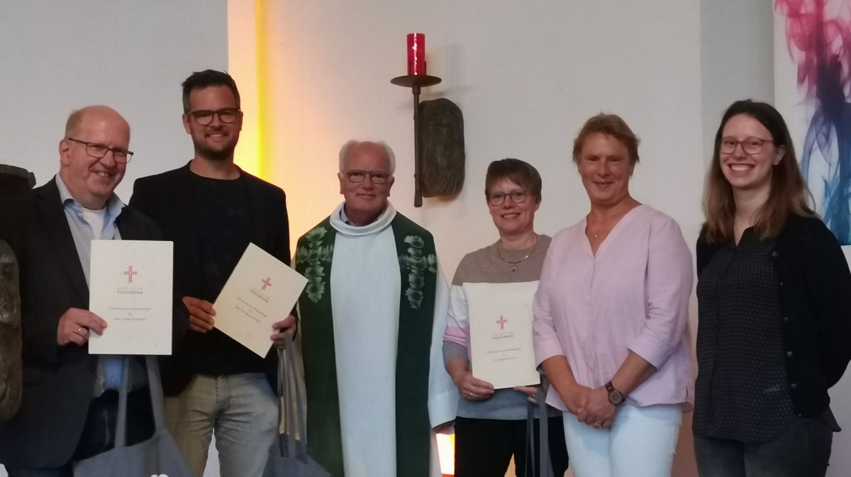Ansgar Kaufmann (l.), Alexander Sieler (2.v.l.) und Regina Schmidt (4.v.l.) wurden von Adelheid Büker-Oel (2.v.r.) und Lea Schmidt (r.) vom Erzbistum Paderborn die offizielle Ernennung als Schulseelsorger überreicht. In der Mitte Pastor Ludger Wollweber. von privat