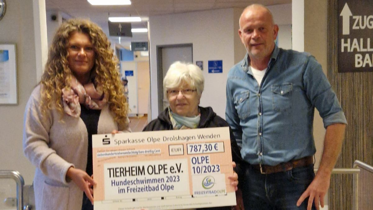 Von links: Astrid Renko-Bröcher (Olper Bäderbetriebe), Roswitha Blum (Tierheim Olpe) und Klaus Spille (Betriebsleiter Olper Bäderbetriebe) freuen sich, dass die Spenden aus dem Hundeschwimmen wieder den Tieren zugutekommen. von privat