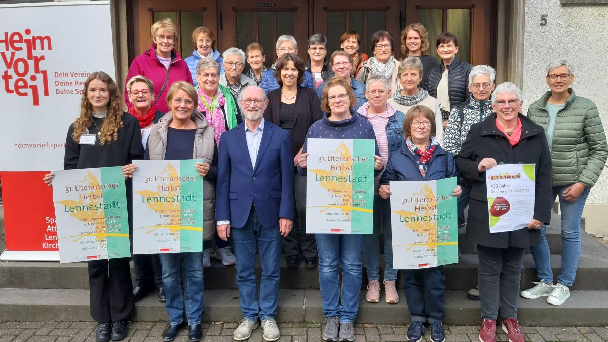Initiatoren des Literarischen Herbstes 2023, Vertreterinnen der Lennestädter Büchereien und die Sponsoren freuen sich auf die 31. Auflage der Traditionsveranstaltung. von privat