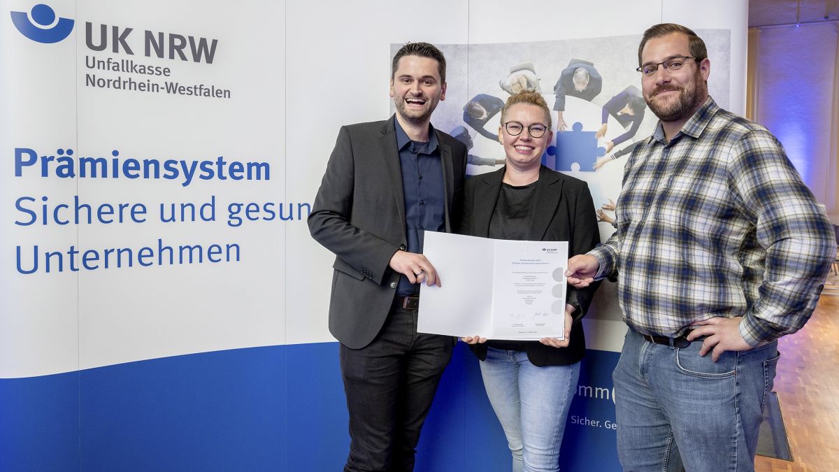 Personalleiter Kevin Böhler, Personalsachbearbeiterin Marion van der Wielen und Patrick Langemann, Mitglied des Personalrats, nahmen die Auszeichnung für die Kreisstadt Olpe entgegen (von links). von Kreisstadt Olpe
