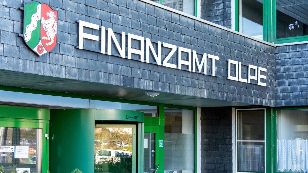 Das Gebäude des Finanzamtes Olpe. von Nils Dinkel