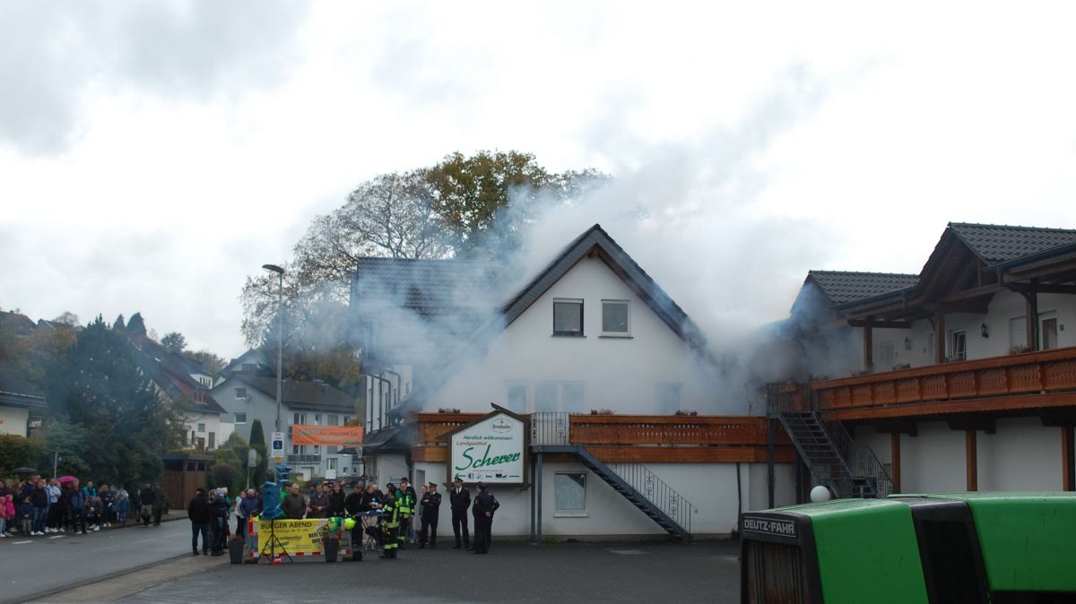 In Schönau fand am Samstag, 28. Oktober, die Abschlussübung der Feuerwehr der Gemeinde Wenden statt. von Rebecca Klein