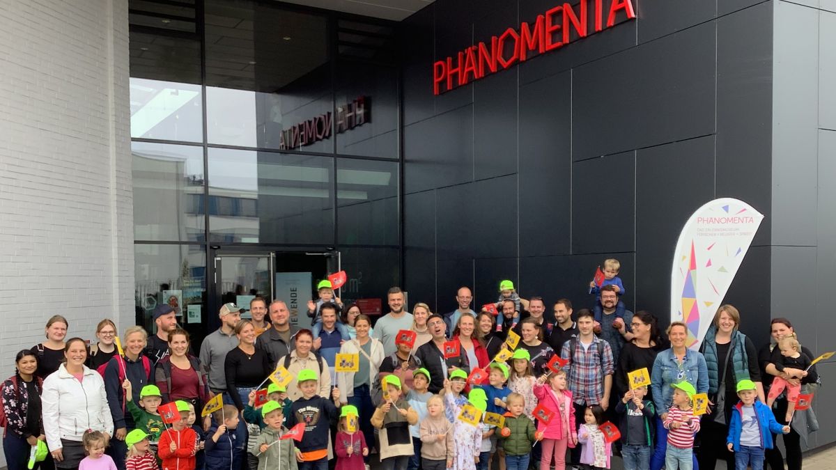 Die Kinder und ihre Eltern vor der Phänomenta in Lüdenscheid. von privat