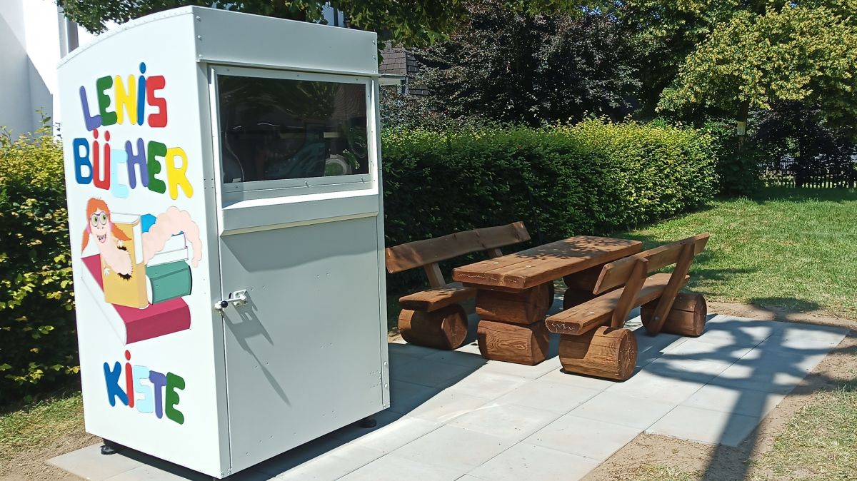 In Lenhausen stellte der Heimatverein einen offenen Bücherschrank auf. von privat