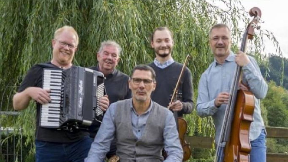 Die fünf Musiker der Bee House Band sorgen für gute Unterhaltung. von privat