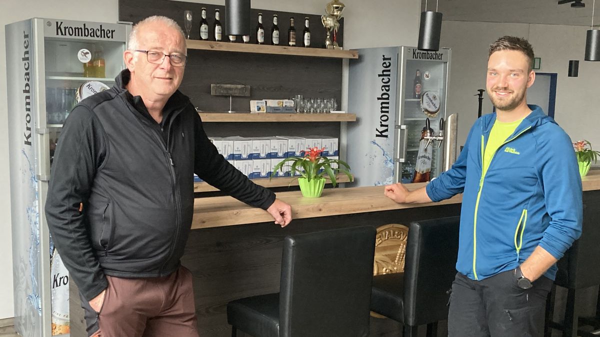 SPD-Fraktionsvorsitzender Uli Bock (l.) und Jannik Rüsche im neugestalteten Raum der Mehrzweckhalle Neu-Listernohl. von privat