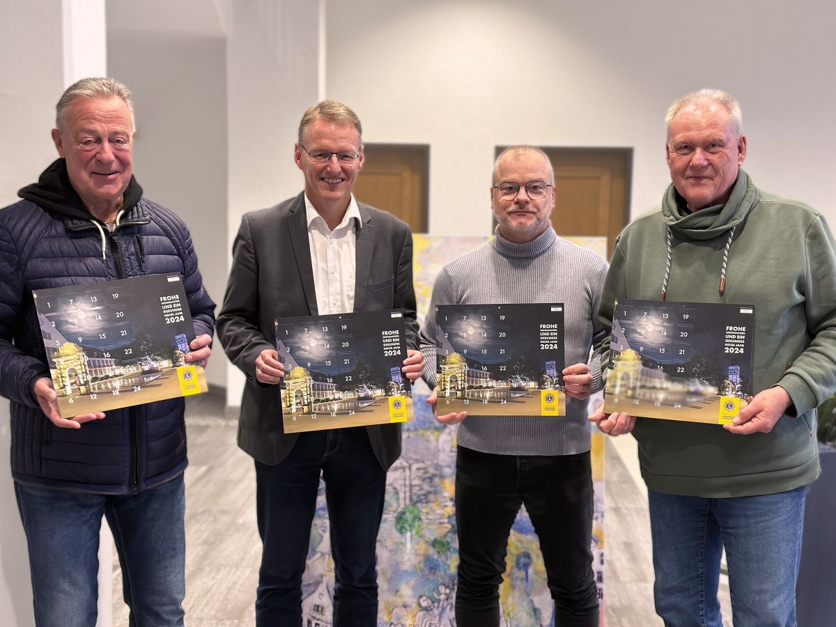Martin Diller, Präsident Klaus Hesener, Thomas Scherer und Thomas Feldmann (v.l.) mit den neuen Adventskalendern. von privat
