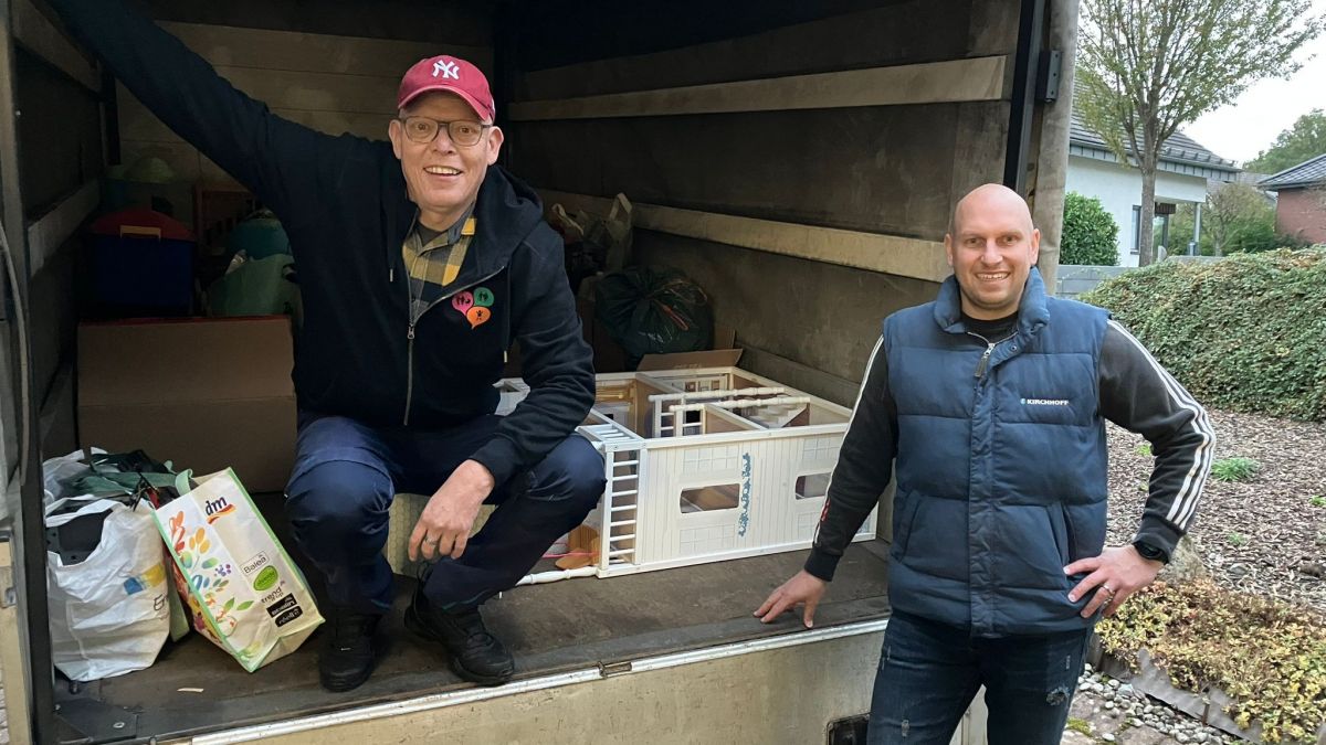 Axel Zappe (links) und Christian Arens beim Verladen des gespendeten Spielzeugs. von privat