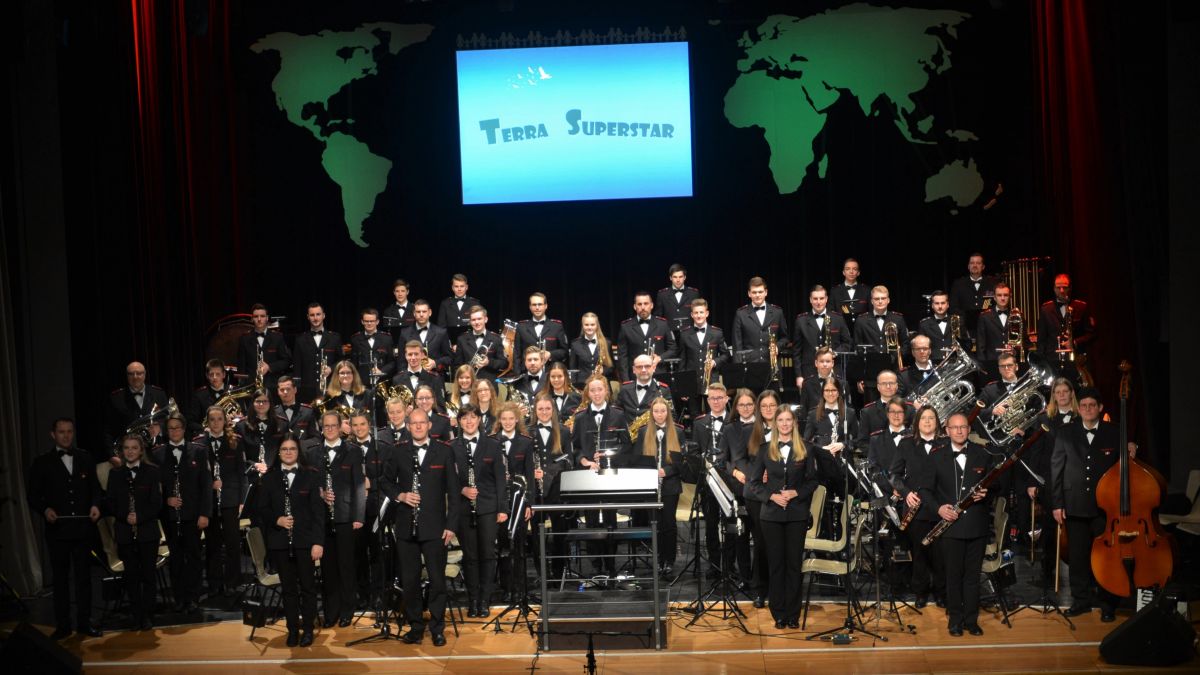 Der Feuerwehrmusikzug Olpe unter Leitung von Andreas Reuber bei seinem Konzert im Jahr 2019 in der Stadthalle. von privat