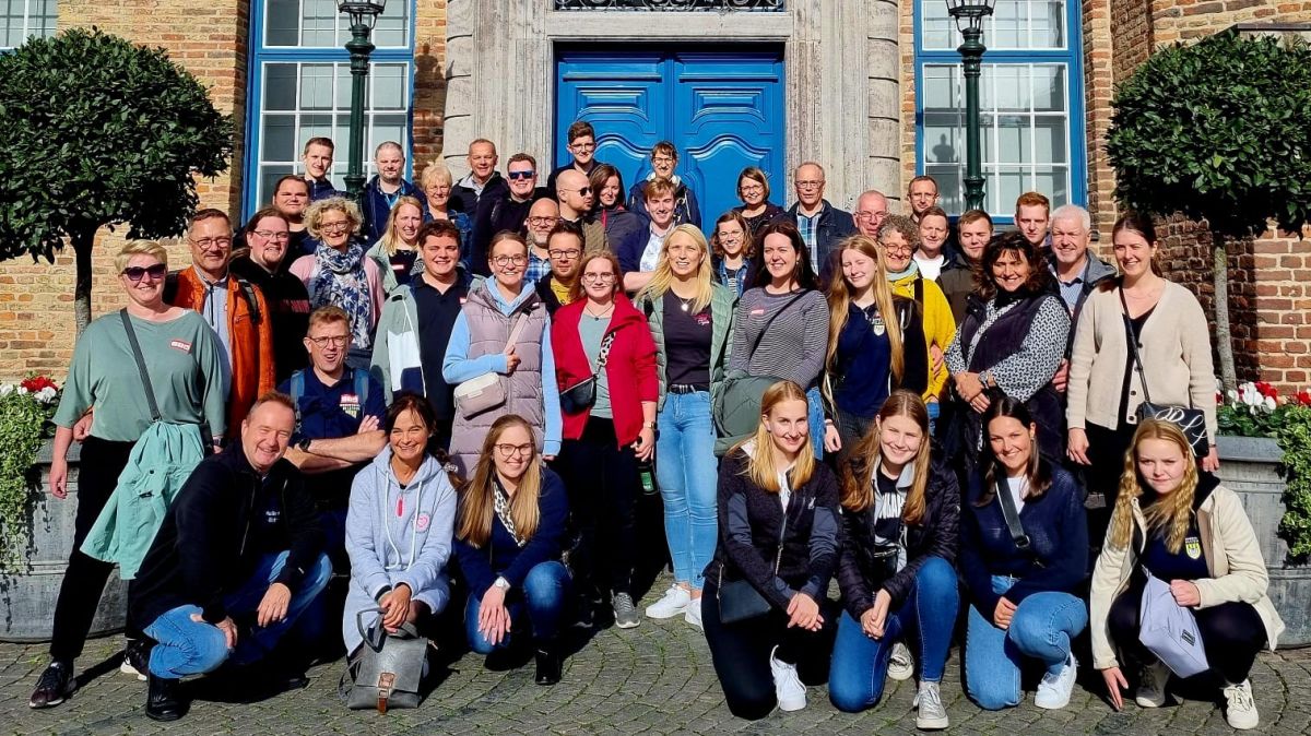 50 Musiker vom Musikverein Bilstein und ihre Partner machten jetzt die Düsseldorfer Altstadt unsicher. von privat