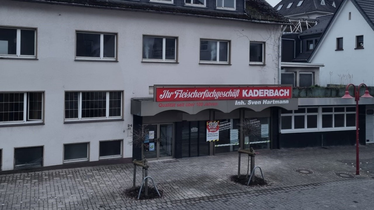 Das Gebäude der Fleischerei Kaderbach wird umgebaut in ein Wohn- und Geschäftsgebäude. von privat