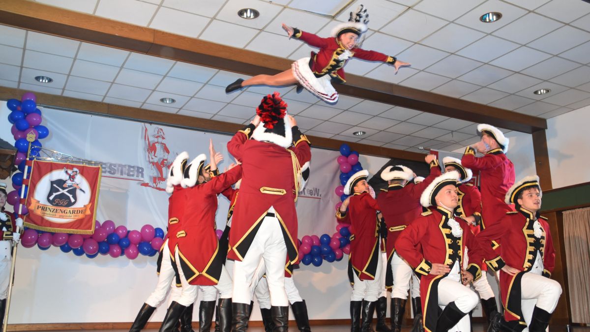 Die Prinzengarde Grevenbrück ist auch wieder mit von der Partie und zeigt ihren neuen Tanz. von Nicole Voss