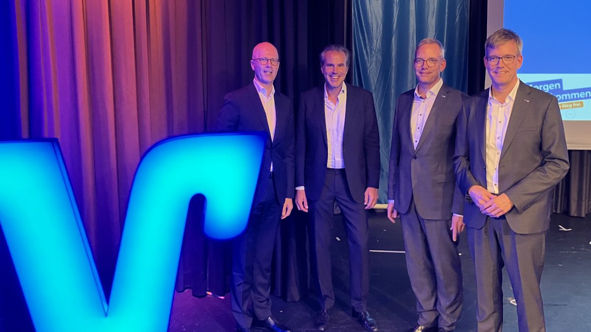 Andreas Ermecke, Bernd Griese und Michael Griese (v.l.) dankten Christian Baudis (2.v.l.) für seinen gelungenen Vortrag beim Volksbank Dialog in Meggen. von Volksbank Sauerland