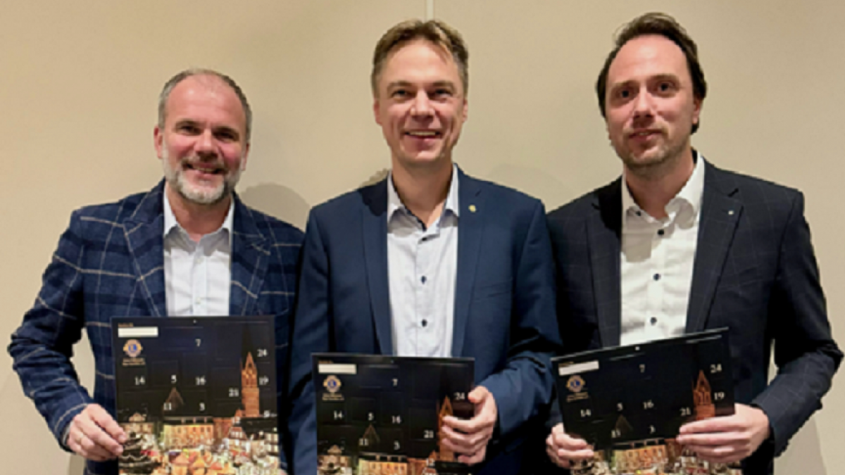 Mitglieder des Lions Clubs Olpe-Kurköln mit dem neuen Adventskalender. von privat