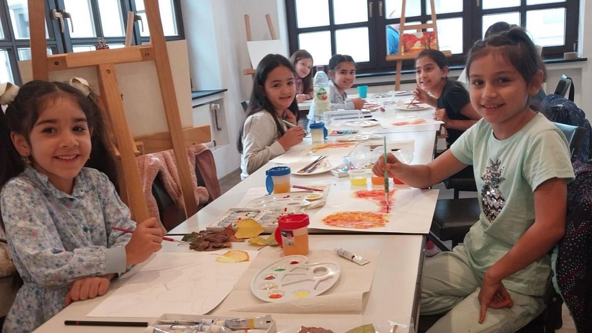 Die Lernpatenkinder des Kinderschutzbundes erschufen bunte Herbstbilder. von privat