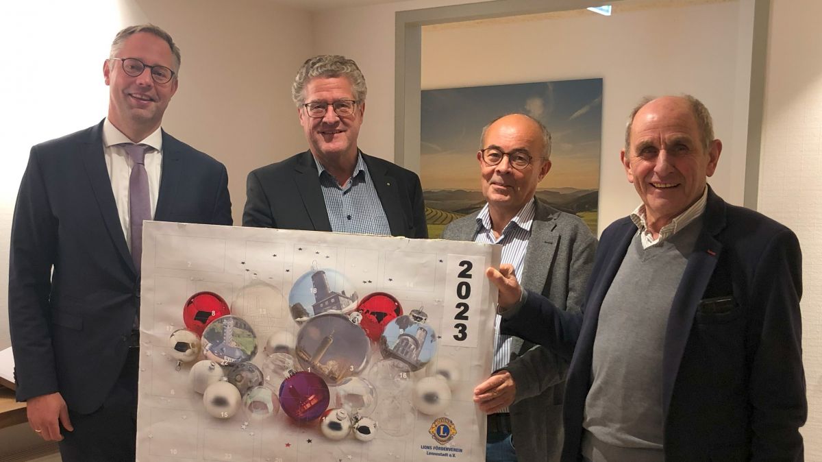 Freuen sich auf den Start der Adventskalender-Aktion 2023: (v.l.) Michael Fort und Georg Kaiser vom Lionsclub sowie Martin Schäfer und Alfons Heimes vom Hospizverein. von privat