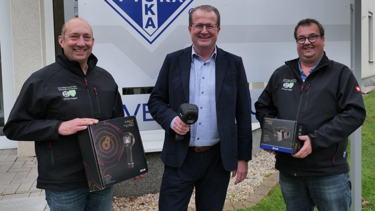(V.l.): Einheitsführer Martin Böhmer,  Jürgen Bischopink, Geschäftsführer FIUKA und der stellvertretende Einheitsführer Michael Bockheim von privat