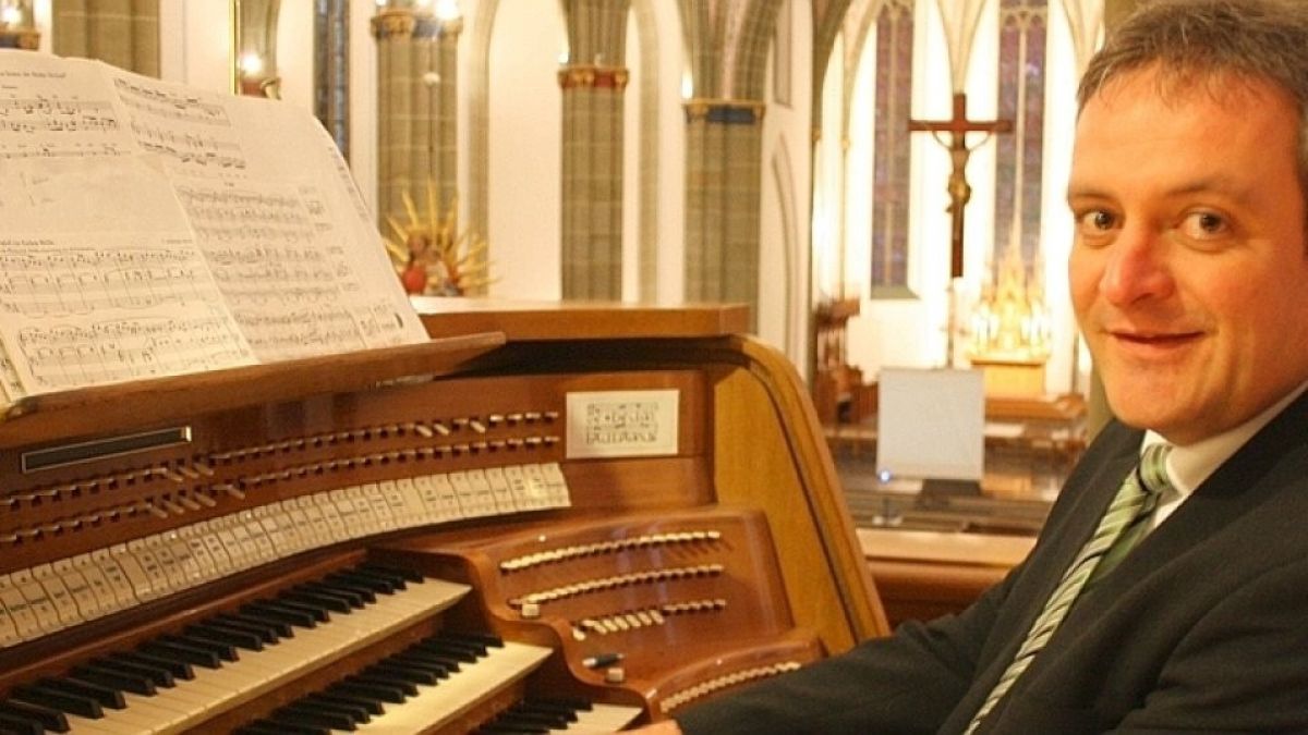 Kirchenmusiker Jürgen Poggel spielt im Rahmen der „Meggener Orgelklänge“ in der Pfarrkirche Meggen. von privat