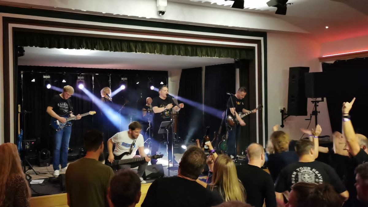 Monsun rocken die Bühne und die Fans machen mit. von privat