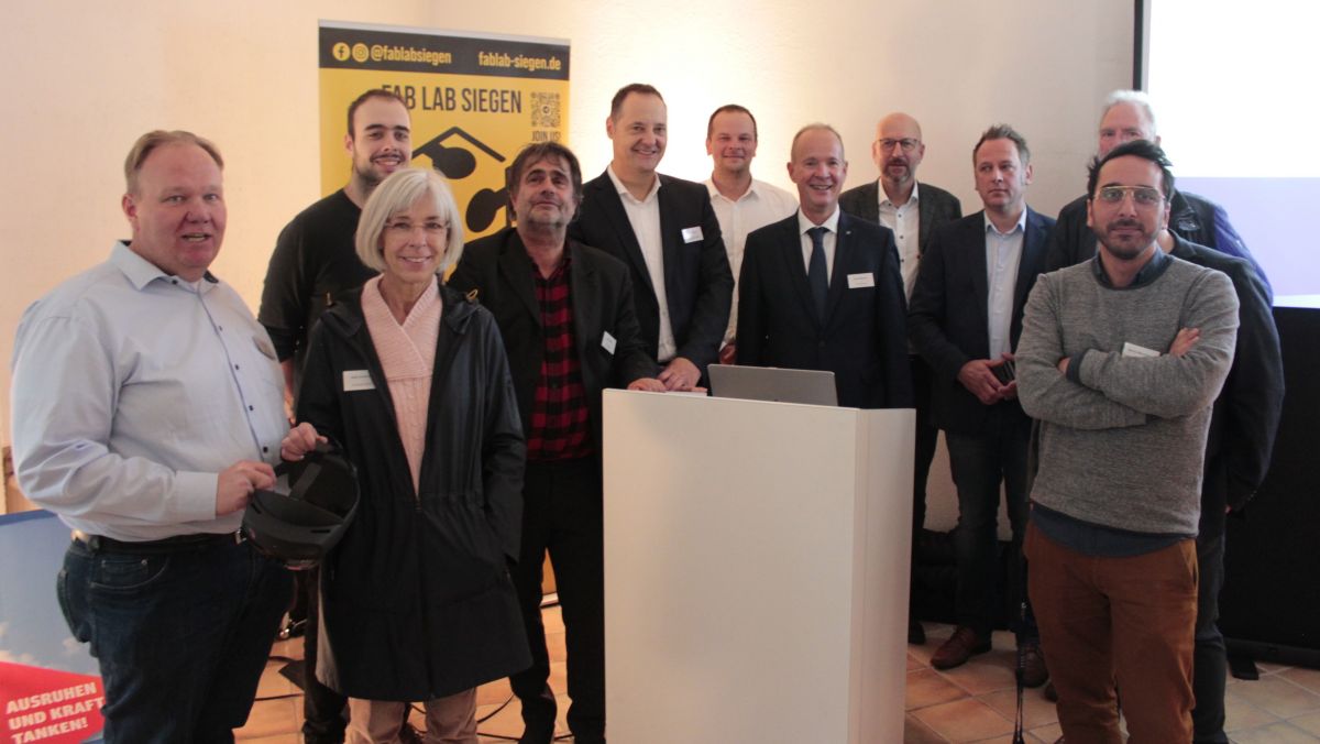André Arenz (li.) von der IG Metall stellte geladenen Gäste und Projektpartnern die Idee eines Innvationslabors vor. von Wolfgang Schneider