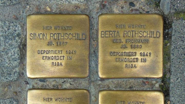 Stolpersteine erinnern in zahlreichen Städten an verstorbene jüdische Mitbürger.