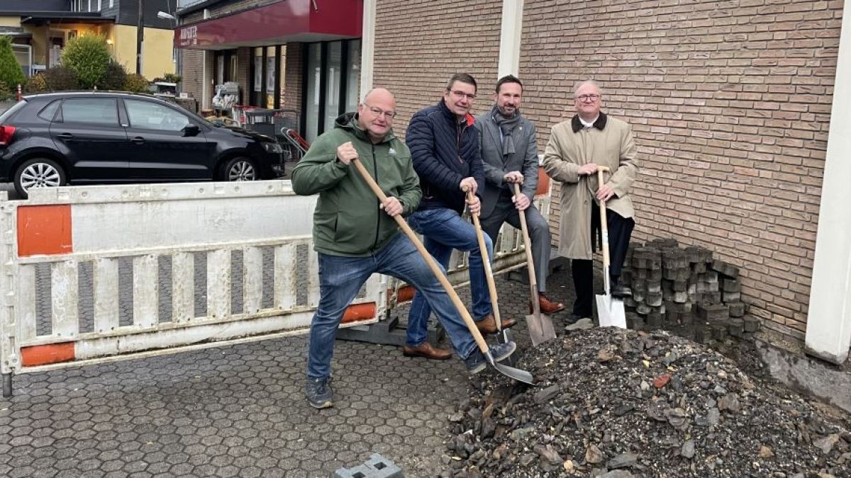Beim symbolischen Spatenstich: Michael Becker, Jörg Dornseifer, Bürgermeister Björn Jarosz und Prof. Dr. Stephan Becker (von links). von privat
