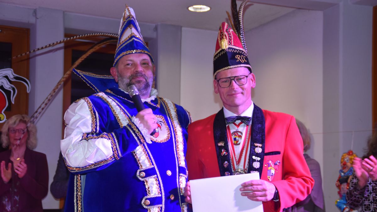 Prinz Steffen I. (Sasse) gratuliert dem RCC in seiner Funktion als Ortsvorsteher im Namen der örtlichen Vereine und überreicht ein Flachgeschenk an Präsident mark Leine. von Nicole Voss